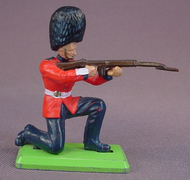 Britains Queen's Royal Guard Yeoman In A Kneeling Pose PVC Figure On A Metal Base, 2 1/8 Inches Tall, Deetail, Made In England