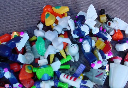 Medabots Lot Of Figure Parts & Pieces And 7 Cards, 2001 Hasbro Takara