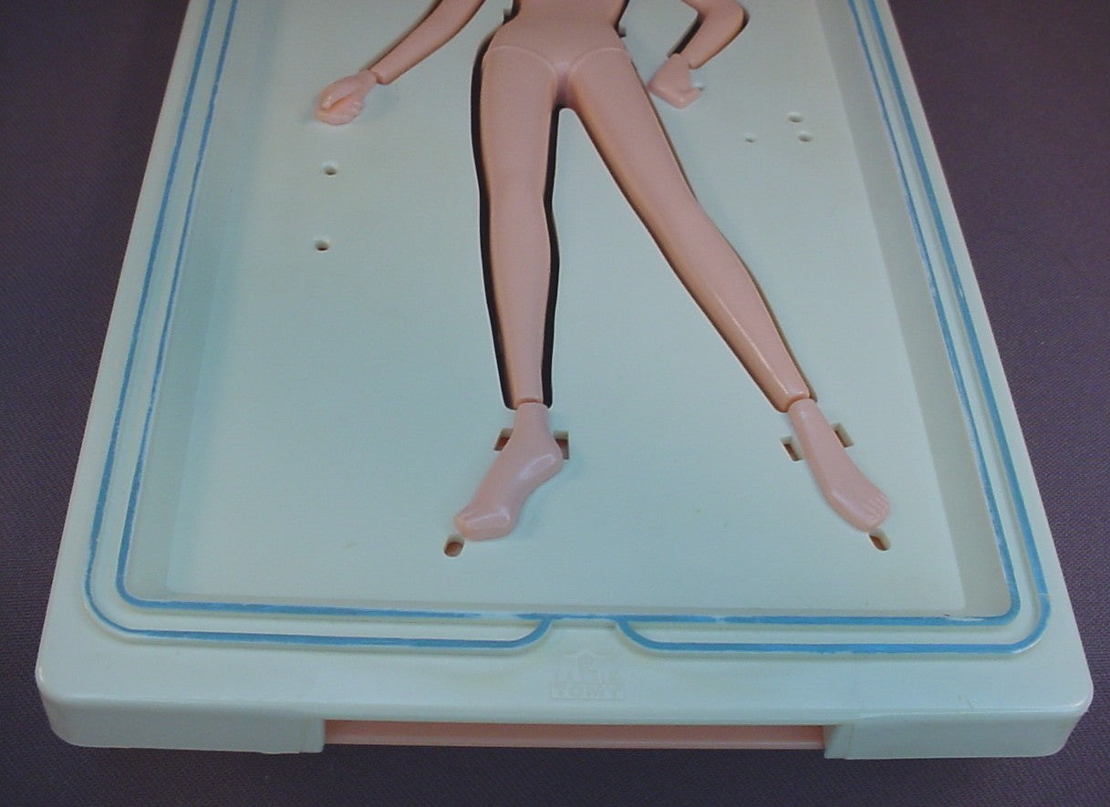 Vintage Tomy 1981 Flip And Fold Fashions Base Plate, Open It And Place Fabric Or Paper  Over The Doll, Close It To Create Fashion Looks, 6 1/4 By 11 1/4 Inches