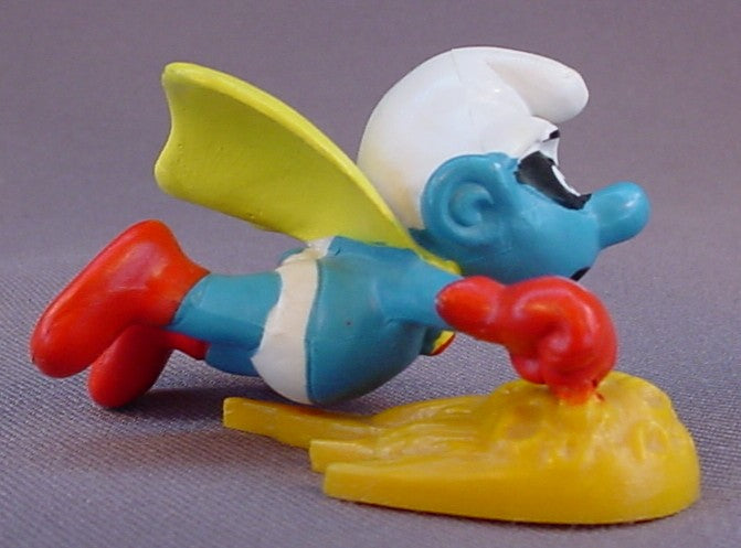 Superman Smurf With A Yellow Cape PVC Figure, There Is A Crack In The Joint Where His Hand Connects To The Base,  Super Hero, #20127, 1980 Peyo Schleich, W. Germany, Smurfs, Vintage, Figurine