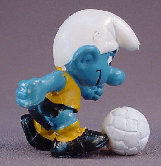 Soccer Player Smurf In A Mustard Yellow Jersey PVC Figure, Footballer, #20035, 1978 Peyo Schleich, Smurfs, Vintage, Figurine. Football, Mustard Yellow Or Orange Dot