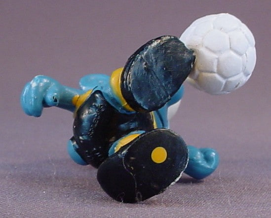 Soccer Player Smurf In A Mustard Yellow Jersey PVC Figure, Footballer, #20035, 1978 Peyo Schleich, Smurfs, Vintage, Figurine. Football, Mustard Yellow Or Orange Dot