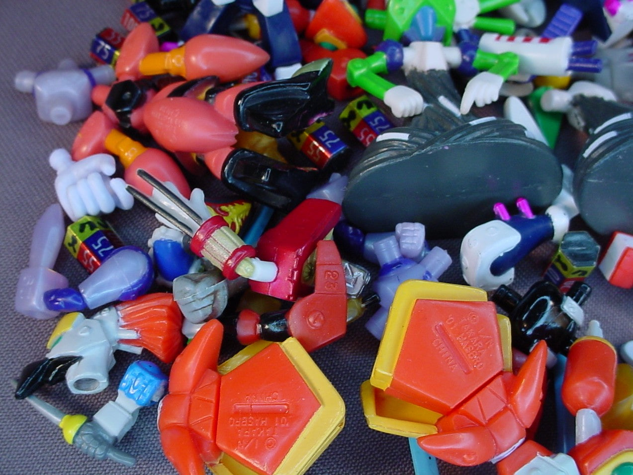 Medabots Lot Of Figure Parts & Pieces And 7 Cards, 2001 Hasbro Takara