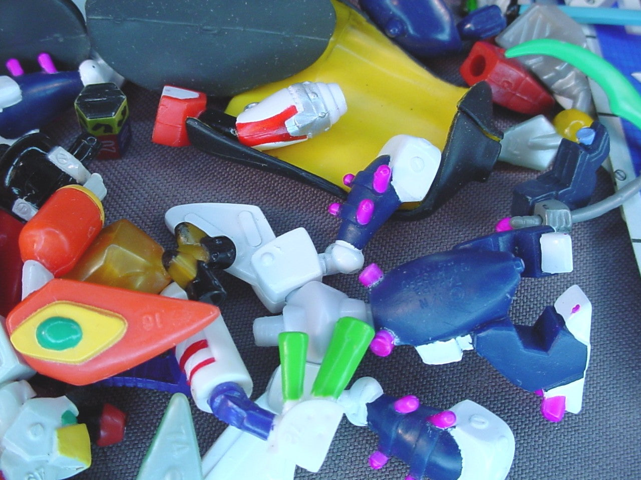 Medabots Lot Of Figure Parts & Pieces And 7 Cards, 2001 Hasbro Takara