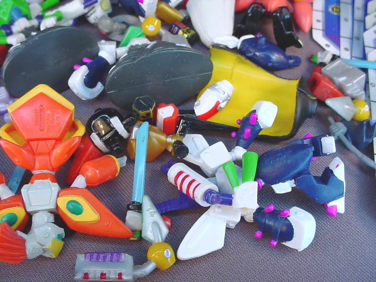 Medabots Lot Of Figure Parts & Pieces And 7 Cards, 2001 Hasbro Takara